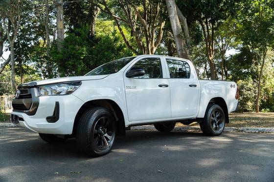 TOYOTA HILUX 2.8 D-4D TURBO DIESEL CD POWER PACK 4X4 MANUAL TOYOTA HILUX 2.8 D-4D TURBO DIESEL CD POWER PACK 4X4 MANUAL